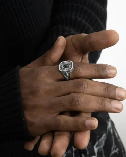 ANELLO CHEVALIER OTTAGONO DECORATO CLYDE IN ARGENTO CON PIETRA NERA