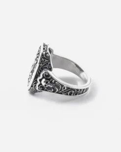 ANELLO CHEVALIER OTTAGONO DECORATO CLYDE IN ARGENTO CON PIETRA NERA