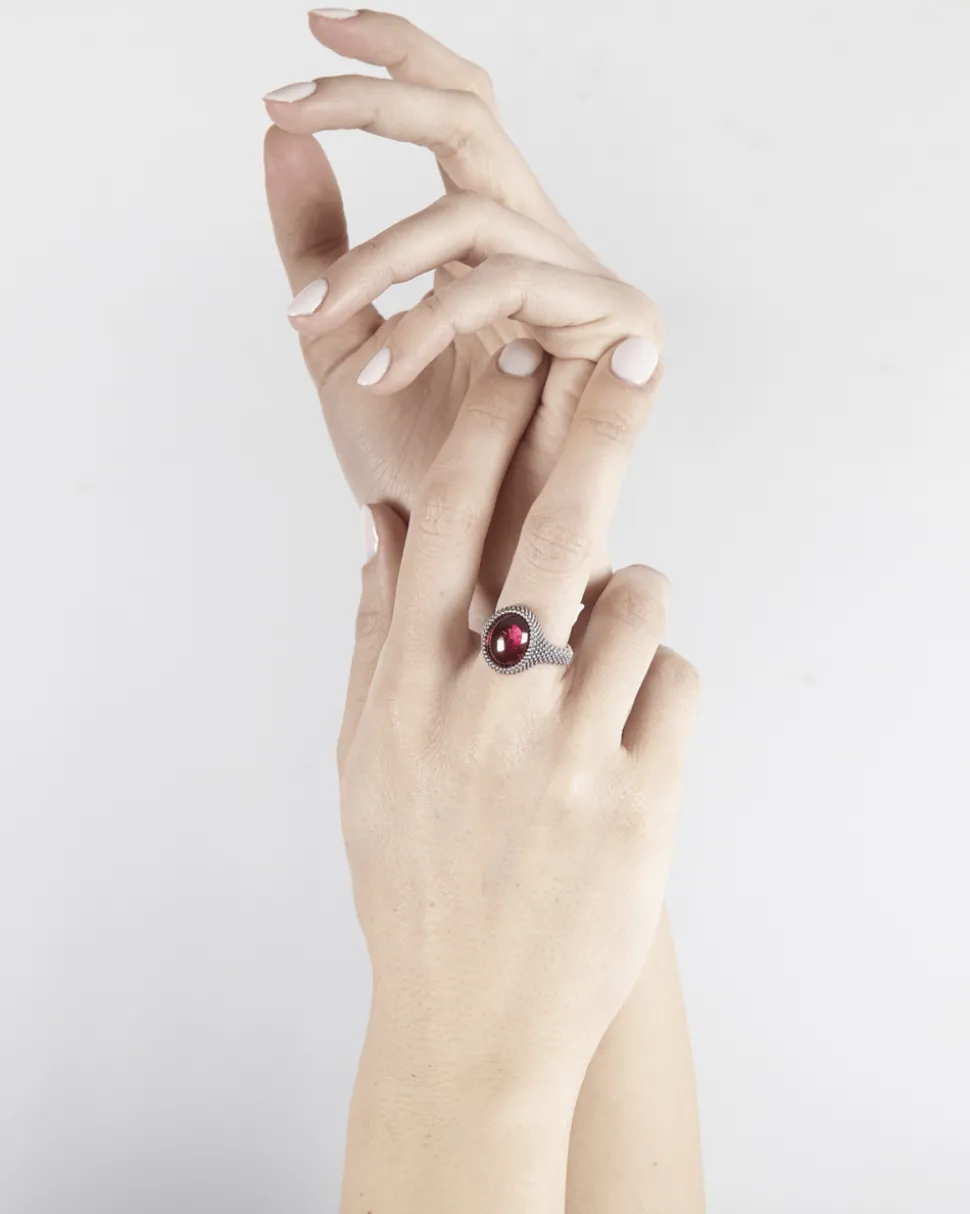 ANELLO CHEVALIER OVALE PUNTINATO CON PIETRA ROSSA