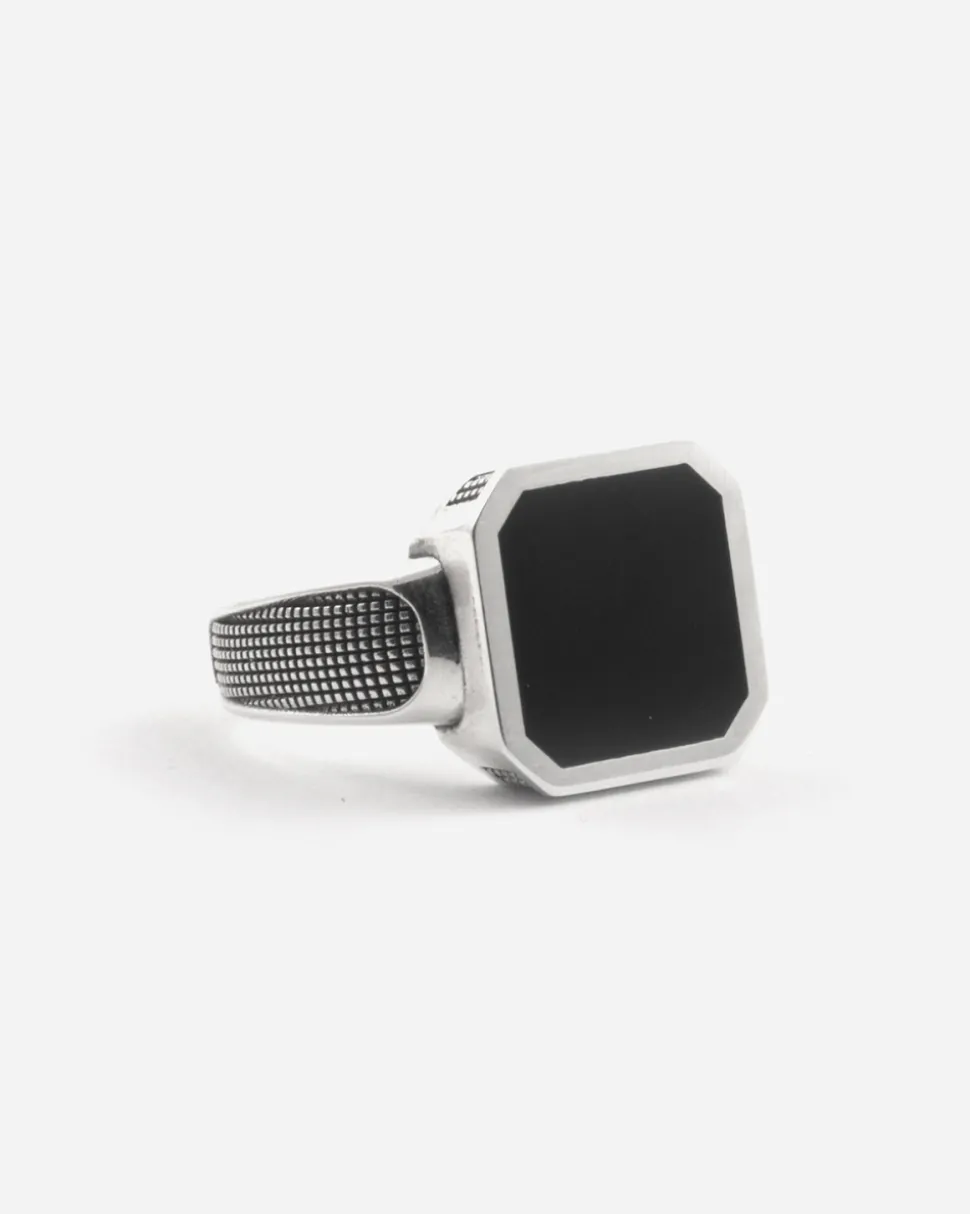 ANELLO CHEVALIER QUADRATO PARTICLE CON TEXTURE BORCHIE IN ARGENTO E PIETRA ONICE PIATTA