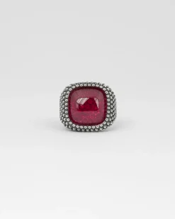 ANELLO CHEVALIER QUADRATO PUNTINATO CON PIETRA ROSSA