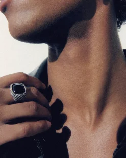 ANELLO CHEVALIER QUADRATO PUNTINATO CON PIETRA NERA