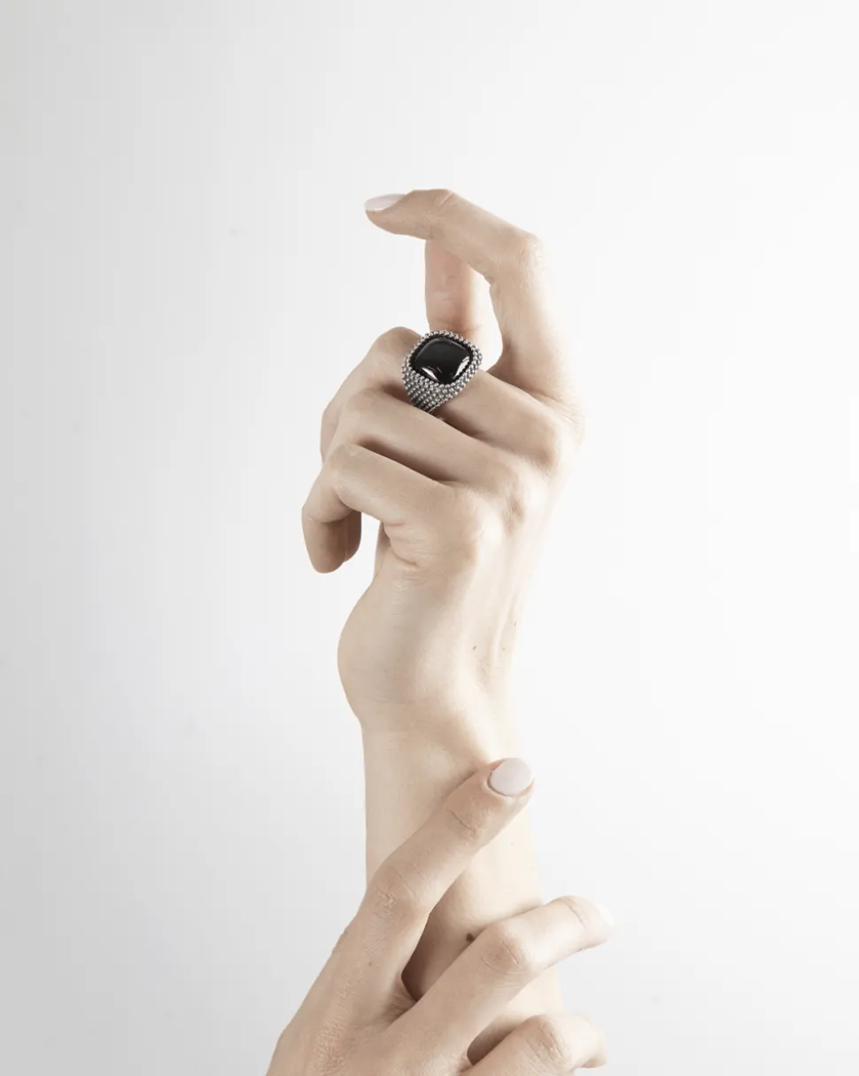 ANELLO CHEVALIER QUADRATO PUNTINATO CON PIETRA NERA