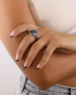 ANELLO CHEVALIER QUADRATO PARTICLE CON TEXTURE BORCHIE IN ARGENTO E PIETRA ONICE PIATTA
