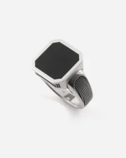 ANELLO CHEVALIER QUADRATO PARTICLE CON TEXTURE BORCHIE IN ARGENTO E PIETRA ONICE PIATTA