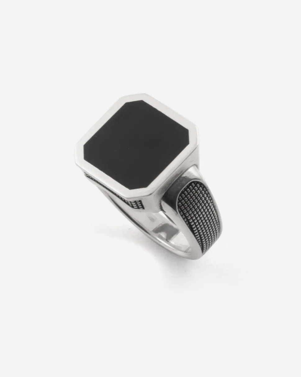 ANELLO CHEVALIER QUADRATO PARTICLE CON TEXTURE BORCHIE IN ARGENTO E PIETRA ONICE PIATTA