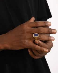ANELLO CHEVALIER RETTANGOLARE WISDOM STONE PLACCATO ORO CON PIETRA LAPIS PIATTA
