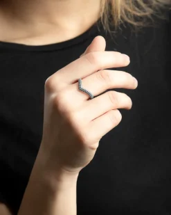 ANELLO CHEVRON PUNTINATO IN ARGENTO