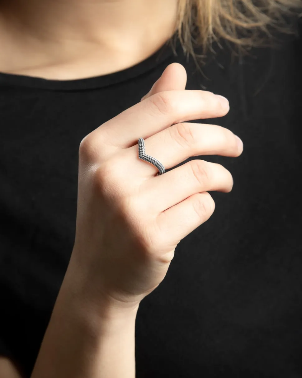ANELLO CHEVRON PUNTINATO IN ARGENTO