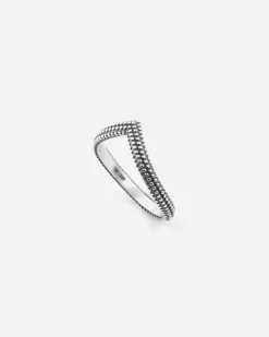 ANELLO CHEVRON PUNTINATO IN ARGENTO