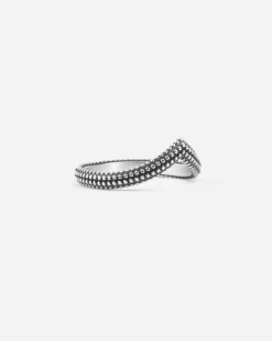 ANELLO CHEVRON PUNTINATO IN ARGENTO