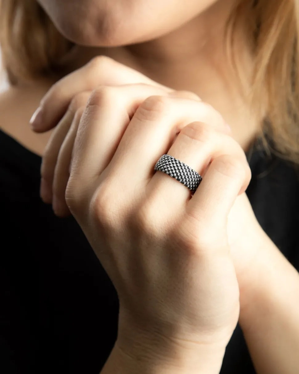 ANELLO FASCIA PUNTINATA IN ARGENTO
