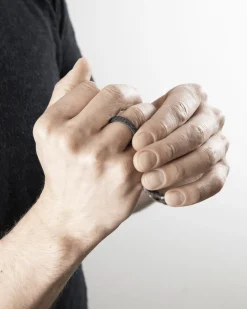 ANELLO FEDE PUNTINATA TOTAL BLACK