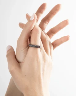 ANELLO FEDE SOLITARIO PUNTINATA CON BRILLANTE ROSSO